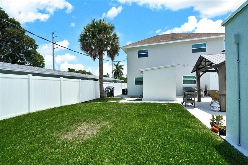 Discover this exceptional 5-unit apartment property, a rare - photo 24