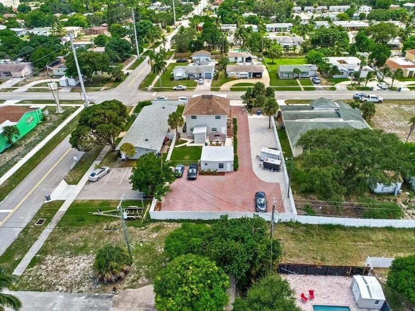 Discover this exceptional 5-unit apartment property, a rare - photo 32