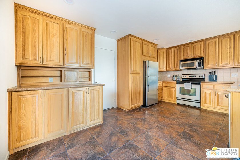 Resort Style Living at Cathedral Canyon Country Club! This light - photo 12