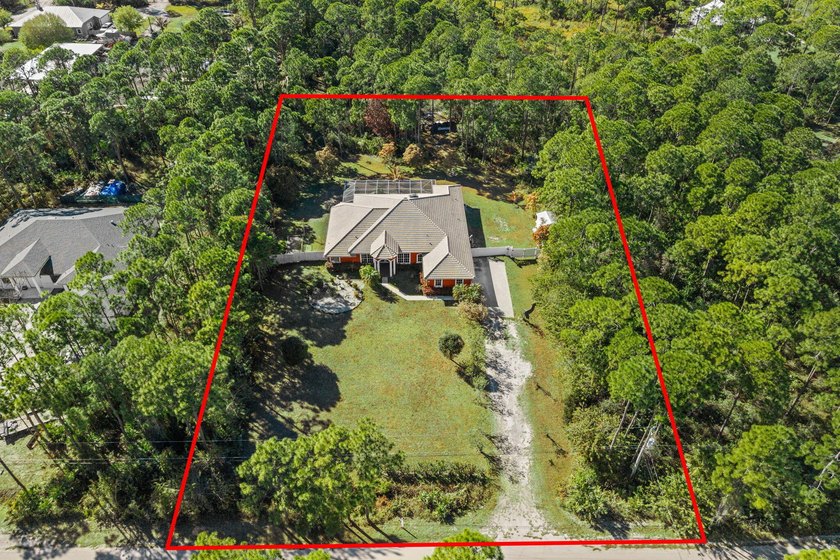 Private setting down a long dirt road on 1.15 acres. Property - photo 3