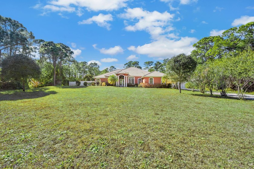 Private setting down a long dirt road on 1.15 acres. Property - photo 4