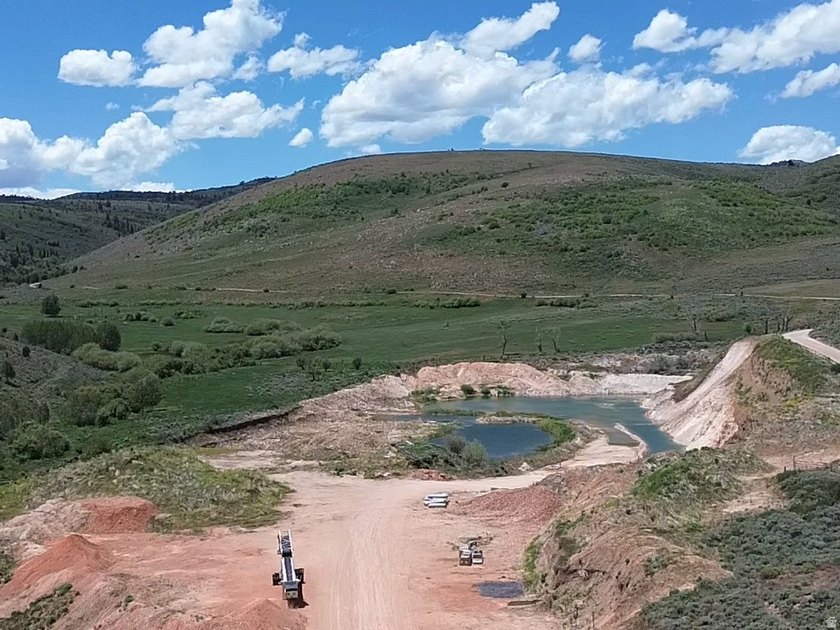 Exceptional opportunity to acquire a 59.25-acre aggregate - photo 3