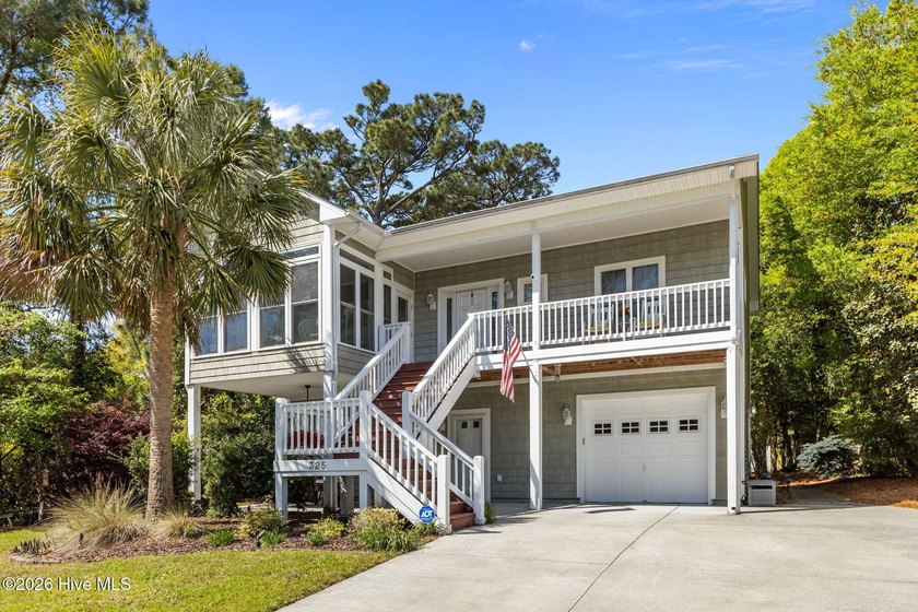 Welcome to 325 Live Oak Street, a beautifully crafted - photo 3