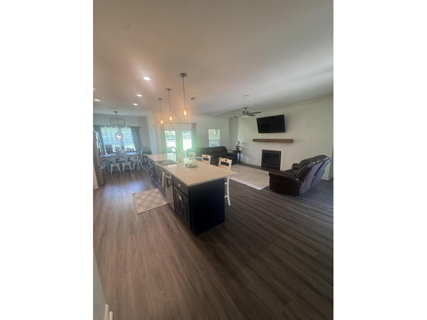 Spacious and beautifully appointed 4-bedroom, 2.5-bath home in - photo 4