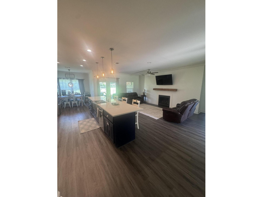 Spacious and beautifully appointed 4-bedroom, 2.5-bath home in - photo 5