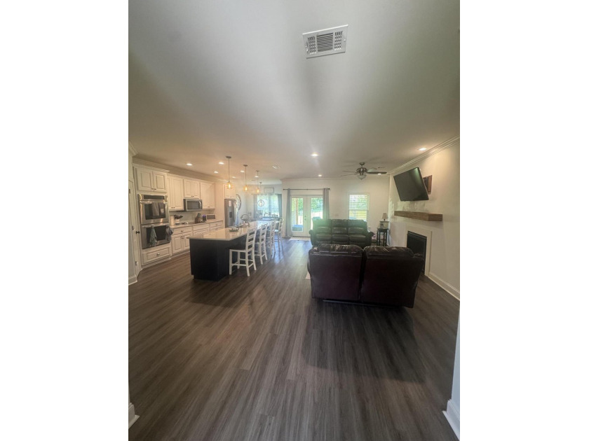 Spacious and beautifully appointed 4-bedroom, 2.5-bath home in - photo 6