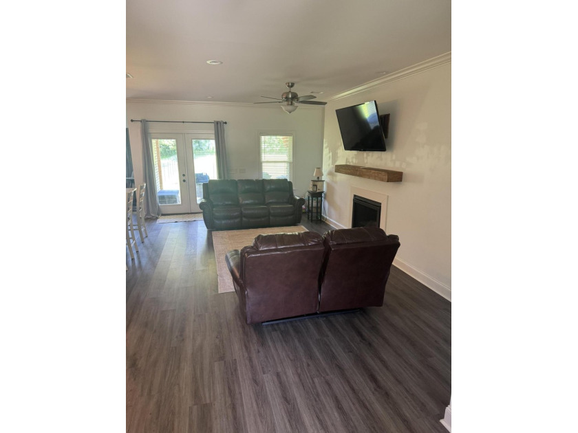 Spacious and beautifully appointed 4-bedroom, 2.5-bath home in - photo 7