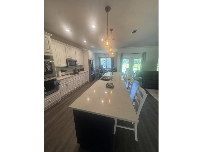 Spacious and beautifully appointed 4-bedroom, 2.5-bath home in - photo 10