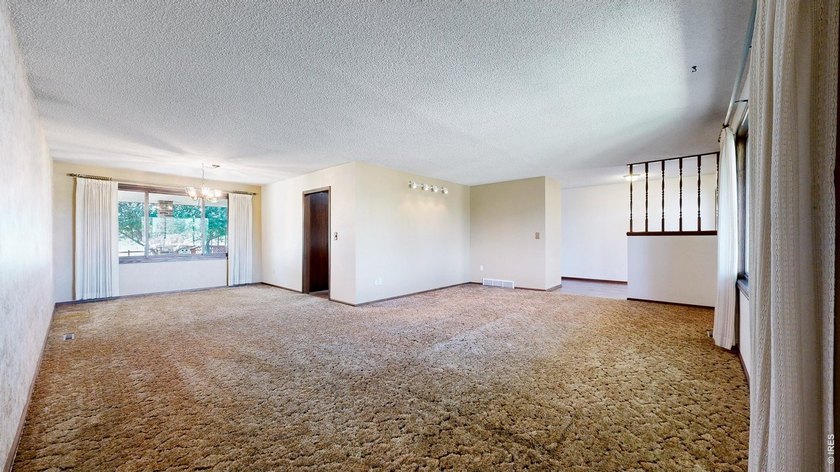 Beautiful Ranch Home on 4.86 Acres. Offering comfort - photo 6