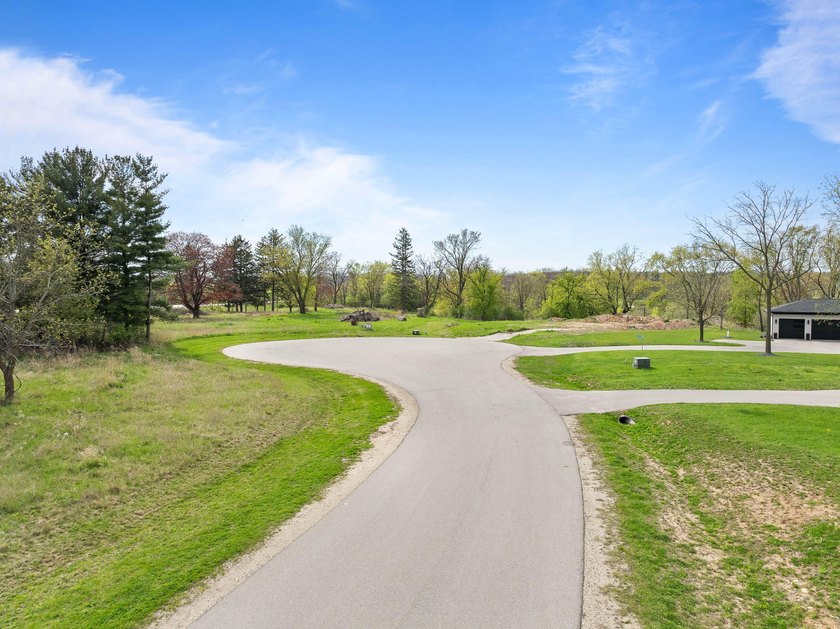 Large Lot and Perfect Location between Lake Geneva and Williams - photo 8