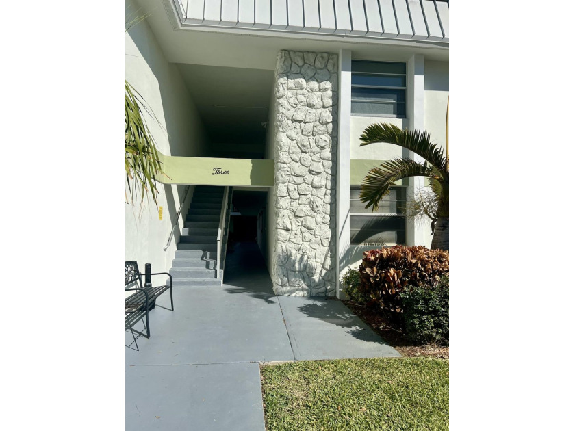 Welcome to easy Florida living in this bright, very clean - photo 4