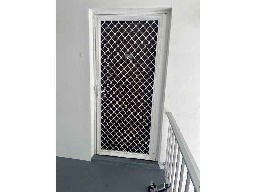 Welcome to easy Florida living in this bright, very clean - photo 5