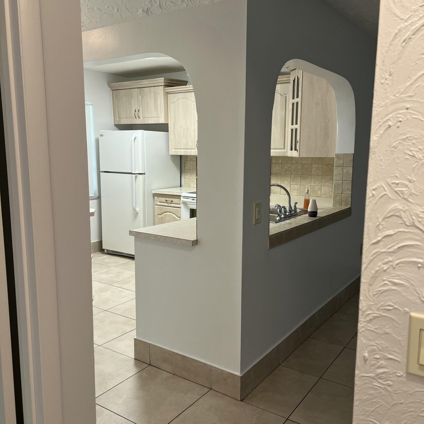 Welcome to easy Florida living in this bright, very clean - photo 10