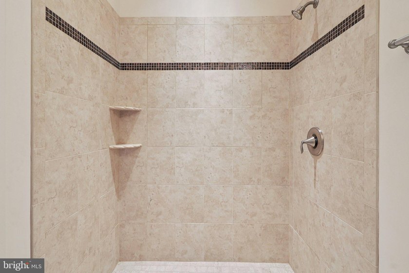 Welcome to one of the most captivating lakefront residences - photo 31