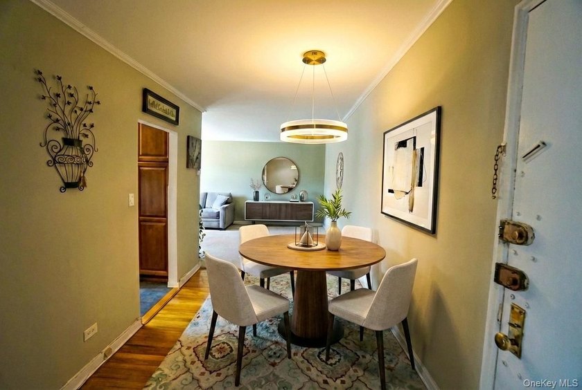 Rarely Available High-Floor 2-Bedroom in Prime Forest Hills - photo 2