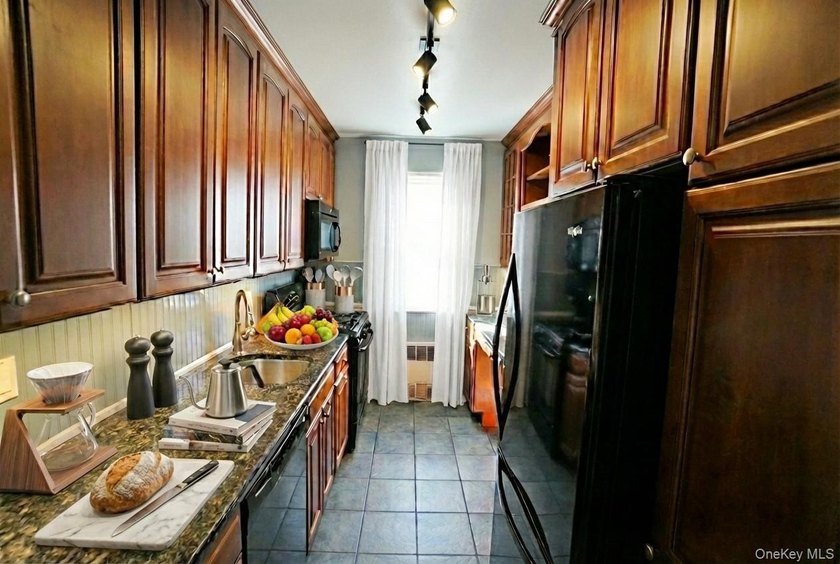 Rarely Available High-Floor 2-Bedroom in Prime Forest Hills - photo 3