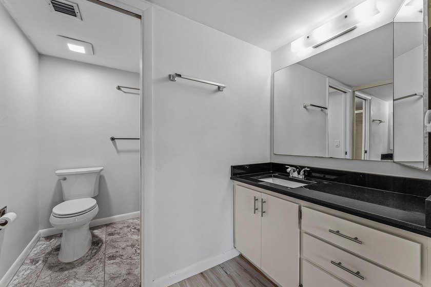 Beautiful and spacious 2 bdrms, 2baths apartment in the - photo 14