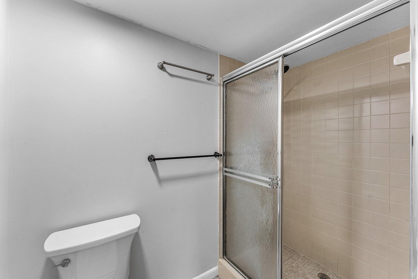 Beautiful and spacious 2 bdrms, 2baths apartment in the - photo 15