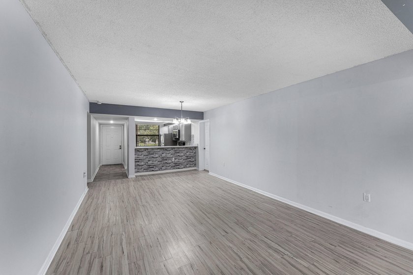 Beautiful and spacious 2 bdrms, 2baths apartment in the - photo 22
