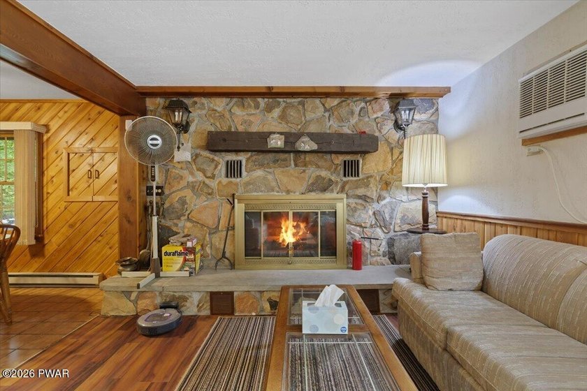 Welcome to this spacious and versatile 5-bedroom, 2-bath home - photo 5