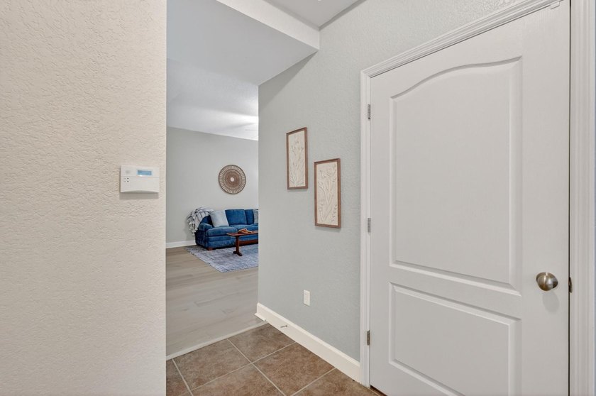 Welcome to this beautifully updated 3-bedroom, 2.5-bath corner - photo 4