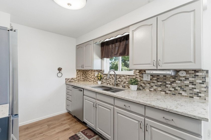 No HOA, No Metro! Pride of ownership shines in this - photo 8