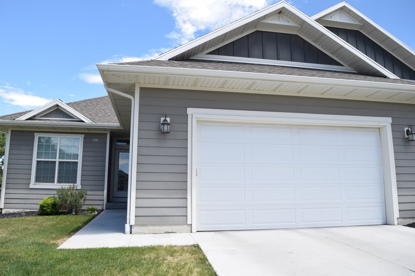 Beautiful, Cozy Rambler with Privacy AND One level living with - photo 2