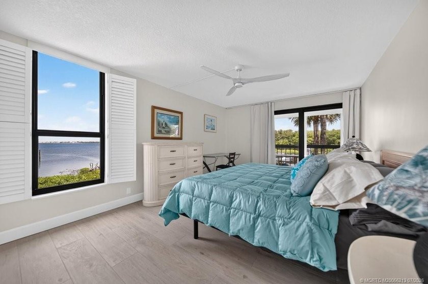Welcome to your dream waterfront retreat! This beautifully - photo 19