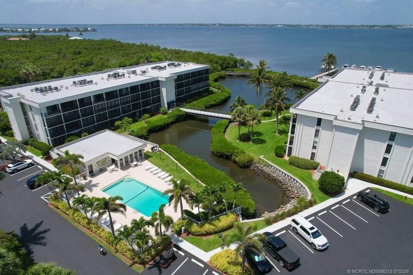 Welcome to your dream waterfront retreat! This beautifully - photo 30