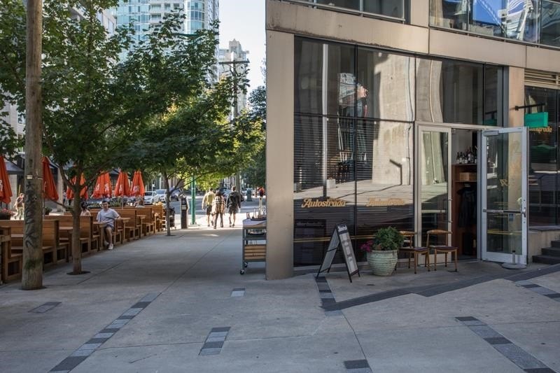 Rising along the seawall in Yaletown's Beach District, Silver - photo 32