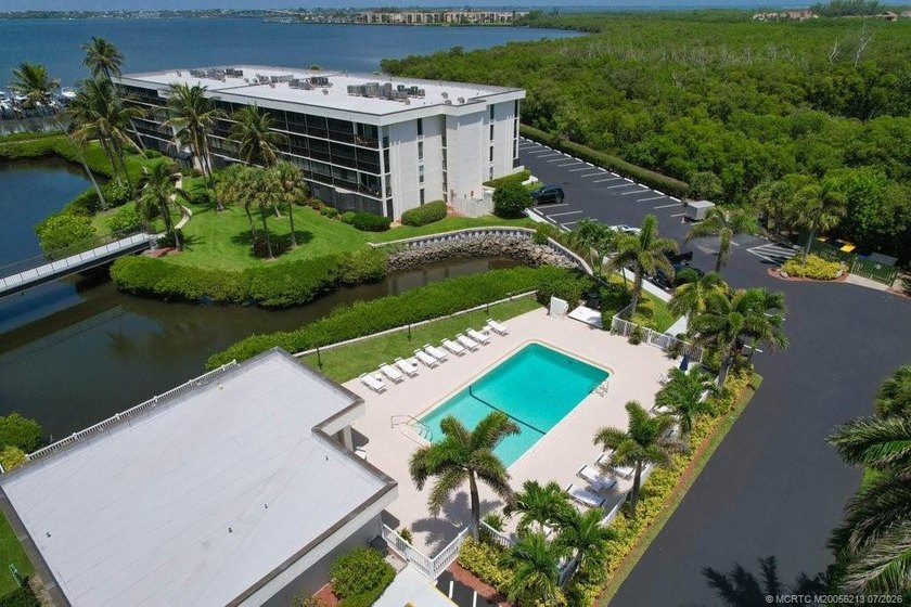 Welcome to your dream waterfront retreat! This beautifully - photo 32
