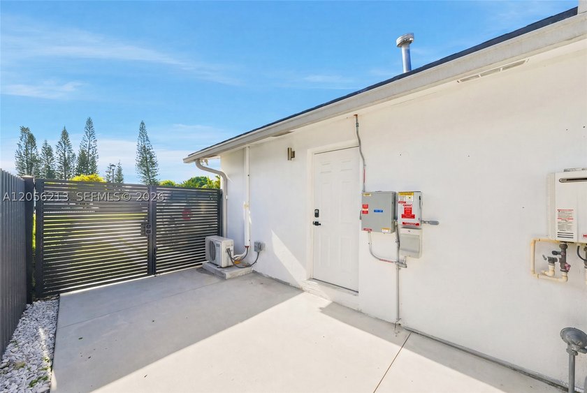 Modern vibes, smart upgrades! Tastefully updated 3-bedroom - photo 50