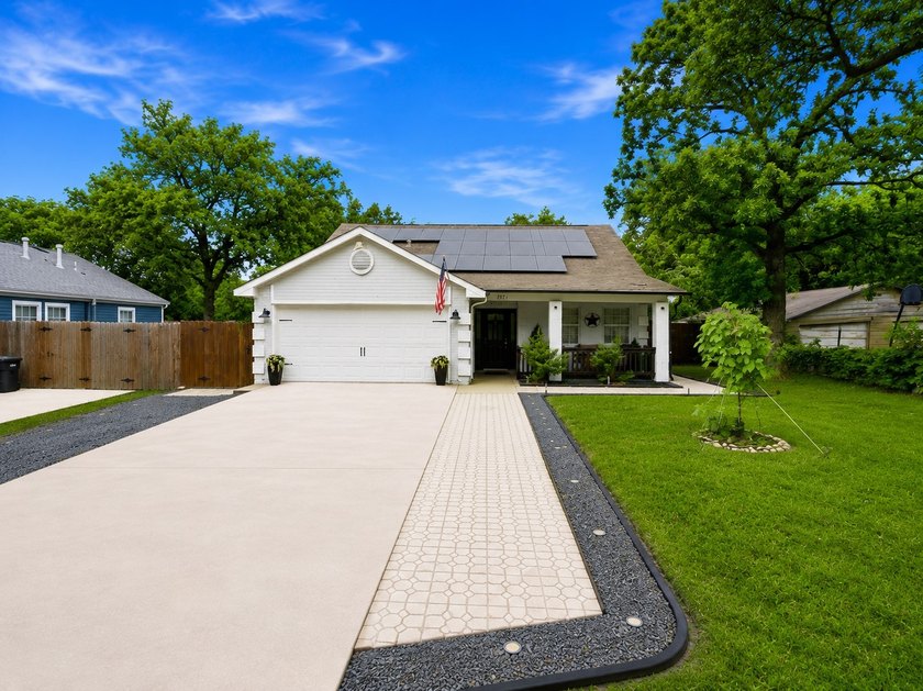 Stunning, move-in-ready 3-bedroom, 2-bath home in Lake Worth - photo 3