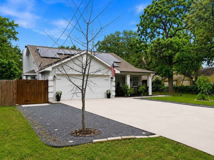 Stunning, move-in-ready 3-bedroom, 2-bath home in Lake Worth - photo 4