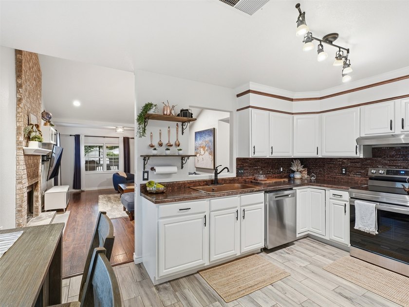 Stunning, move-in-ready 3-bedroom, 2-bath home in Lake Worth - photo 8