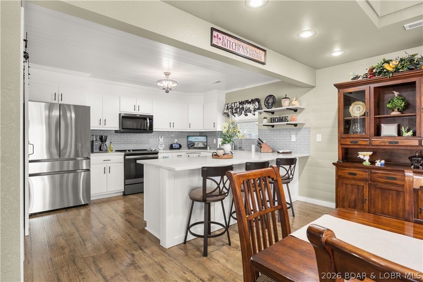 Discover this immaculate 2nd-tier ranch in Linn Creek, boasting - photo 14