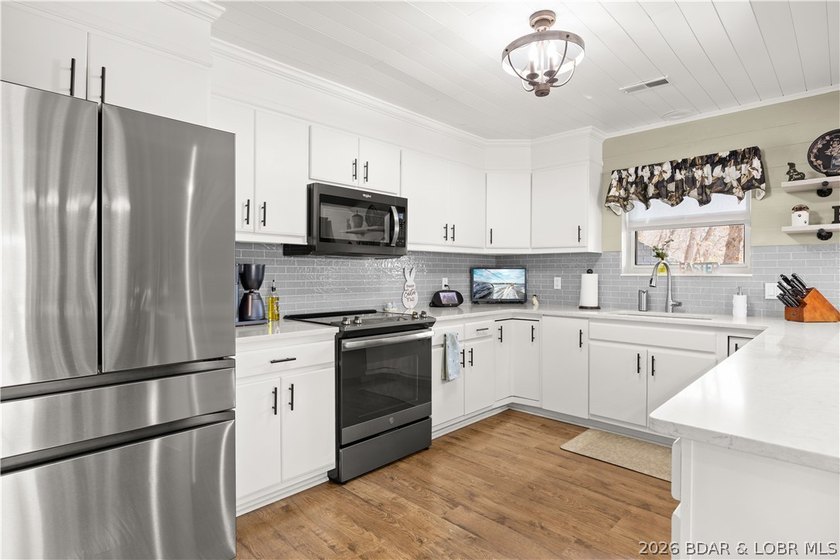 Discover this immaculate 2nd-tier ranch in Linn Creek, boasting - photo 16