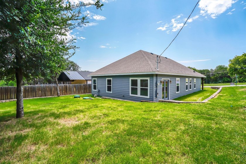 Beautiful new Well-Built Home, on an oversized corner lot - photo 31