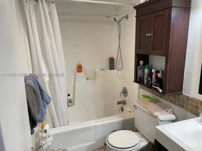 Very nice 2 beds one baths apartment, excellent for living or - photo 2