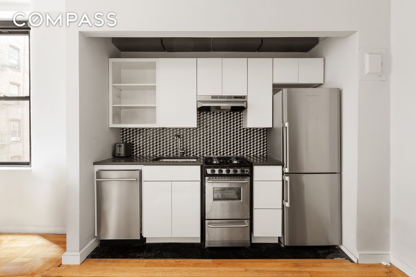 Welcome to apartment 3A at the renowned Amherst-Courtlandt. This - photo 8