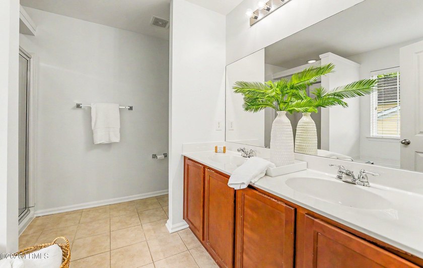 Welcome to this inviting 3-bedroom, 2.5-bath home nestled in the - photo 33