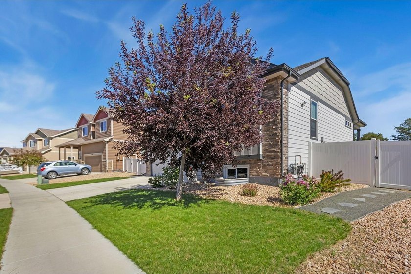 OPEN HOUSE SATURDAY 12pm - 2pme take a look, fall in love and - photo 4