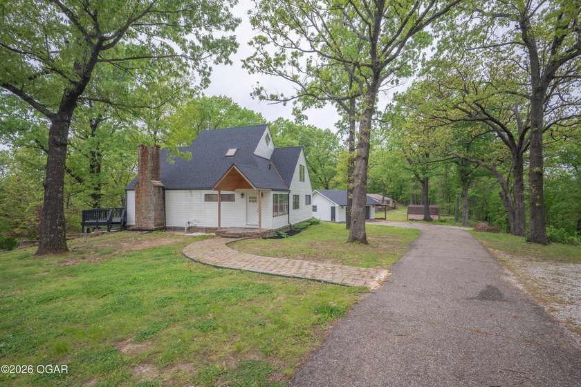 Welcome to your private retreat on 60+/- breathtaking - photo 3