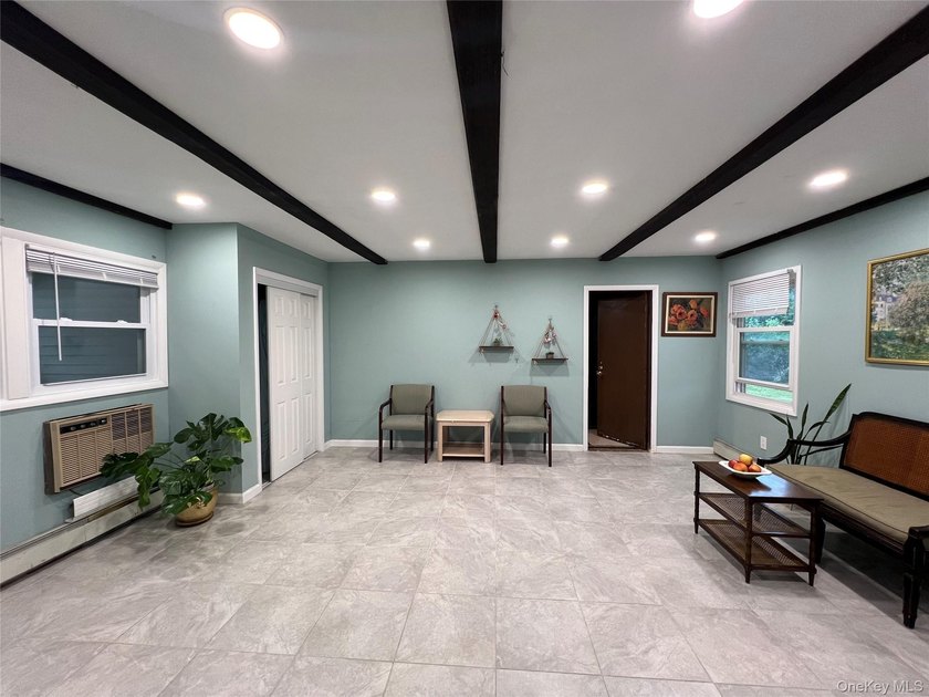 Very Spacious (2300 Square Feet) Large expanded ranch with - photo 19
