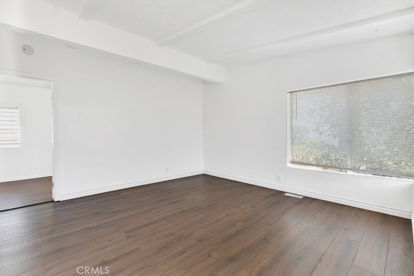 Welcome to this beautifully maintained 4-bedroom, 2-bathroom - photo 6