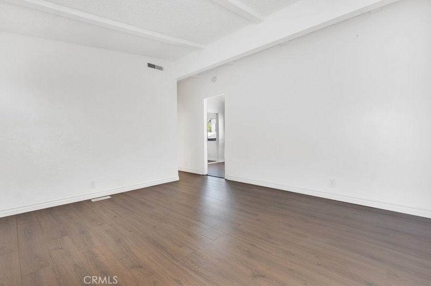 Welcome to this beautifully maintained 4-bedroom, 2-bathroom - photo 7