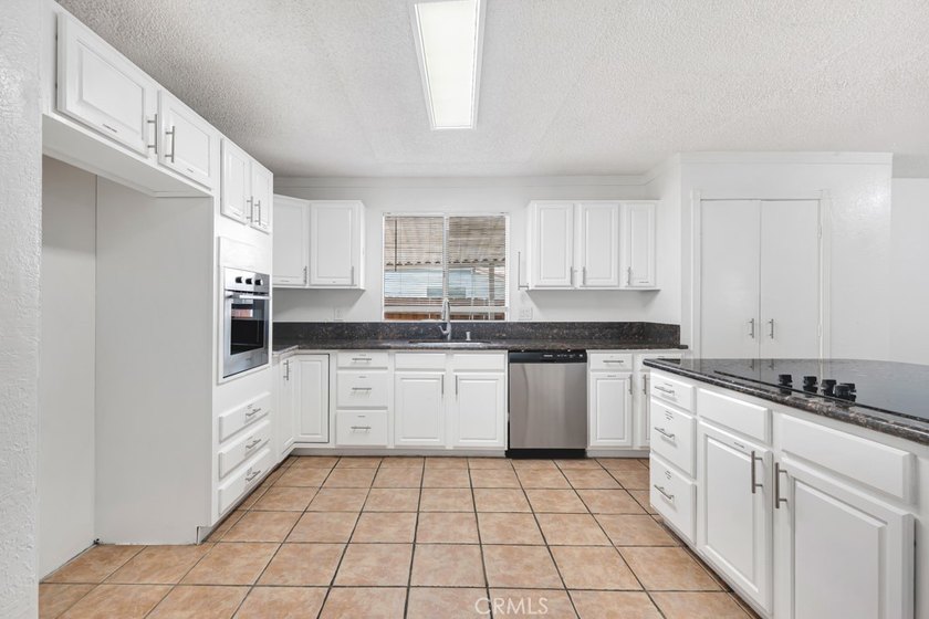 Welcome to this beautifully maintained 4-bedroom, 2-bathroom - photo 9