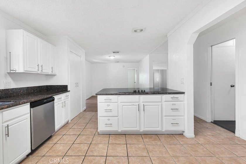 Welcome to this beautifully maintained 4-bedroom, 2-bathroom - photo 10