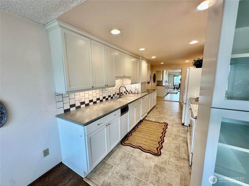 Rare East Bay Condo, Corner Unit with No Stairs &amp; over 1700 sq - photo 15