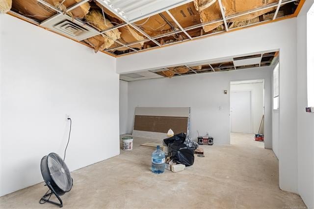 Remodeled commercial building, located on the way to downtown - photo 17